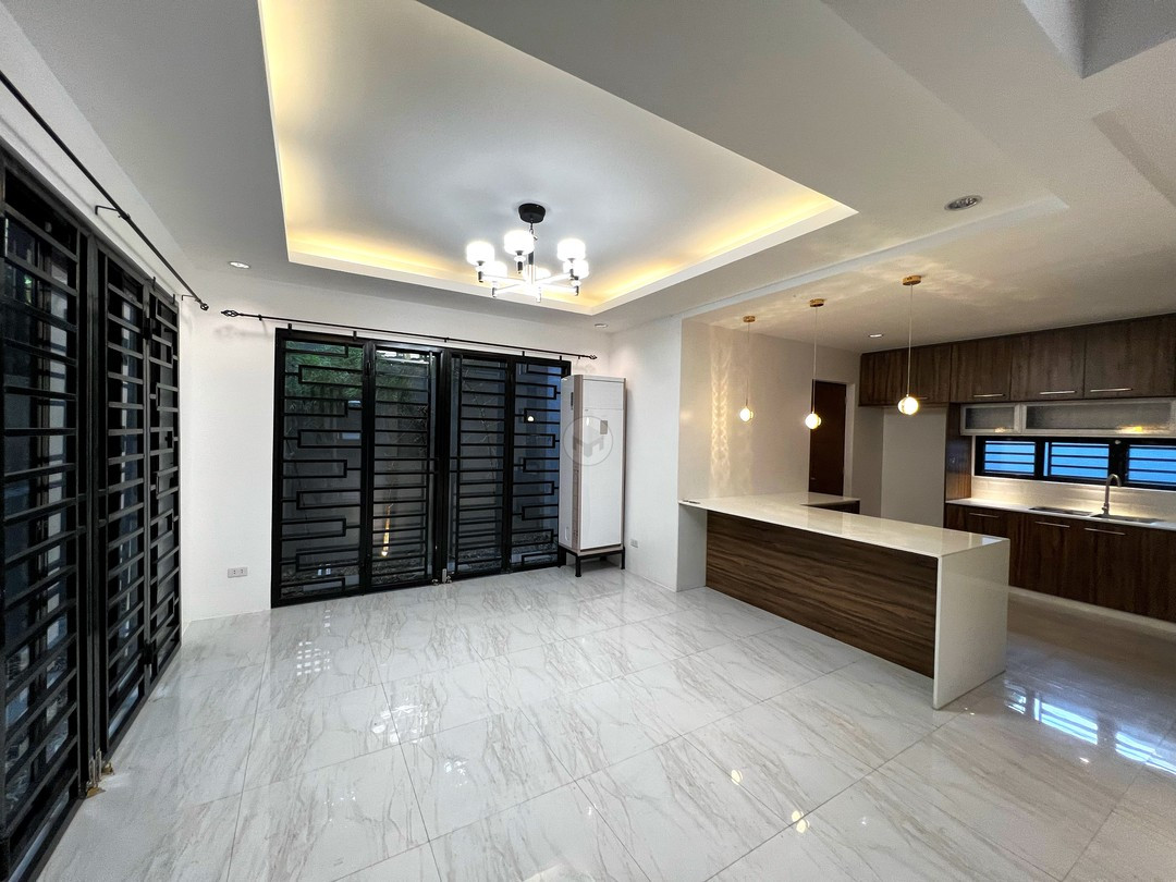 Appealing Black Modern House and Lot for Sale photo 5