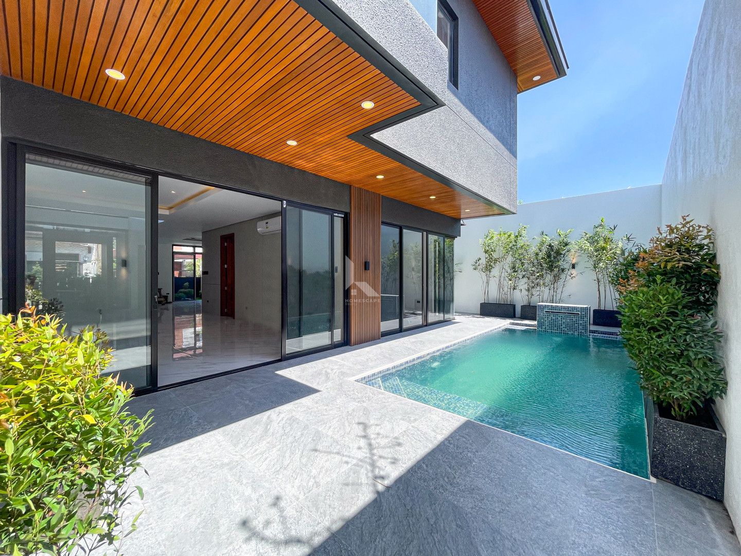 Luxurious Modern Tropical House and Lot For Sale in BF Homes, photo 2