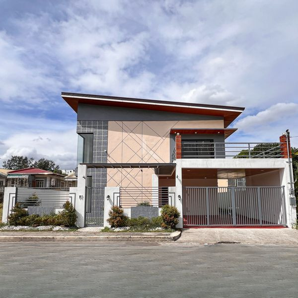 Sophisticated Designer Home For Sale photo 1