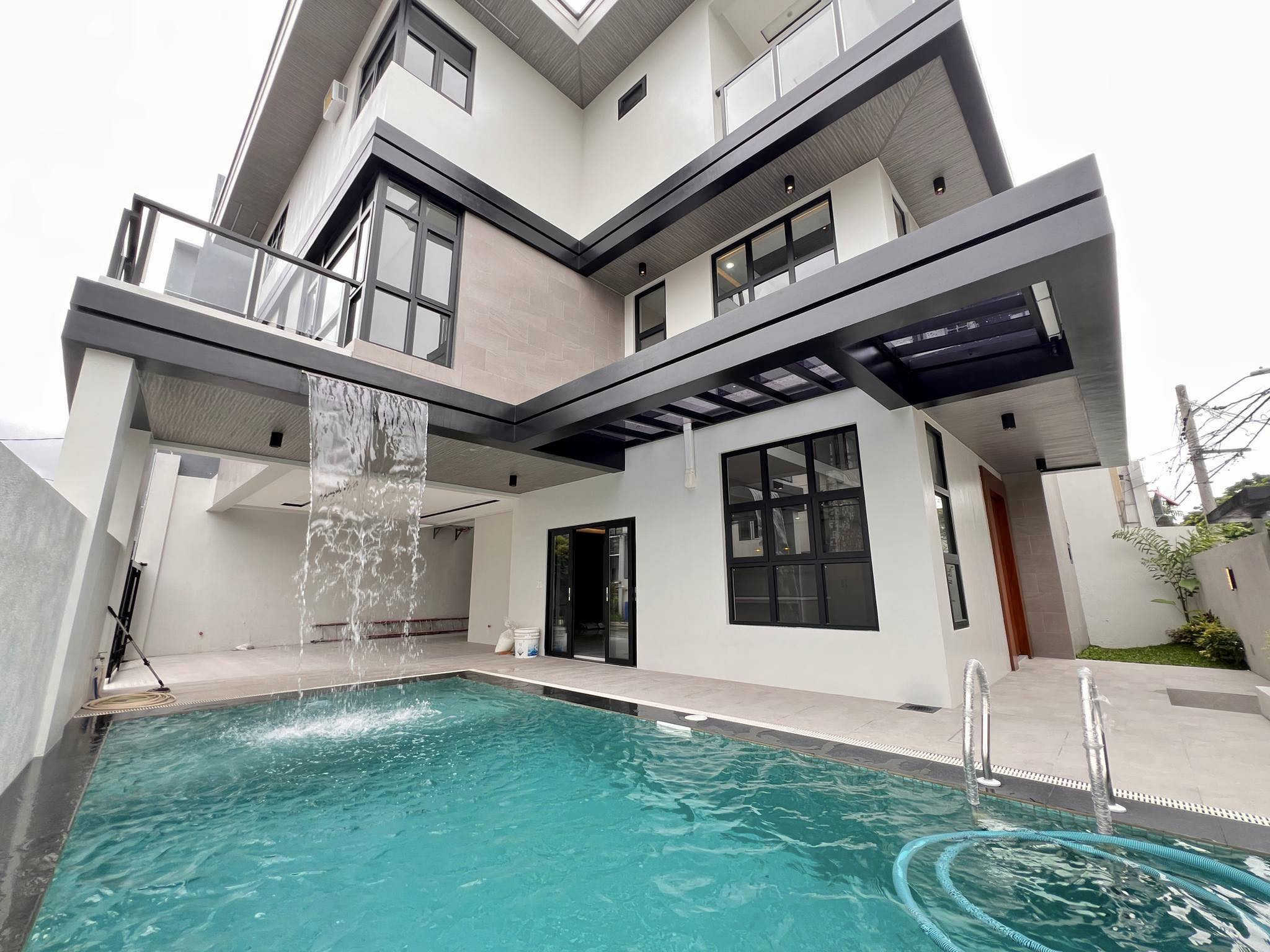 Fabulous 5-Bedroom Corner House and Lot for Sale photo 1