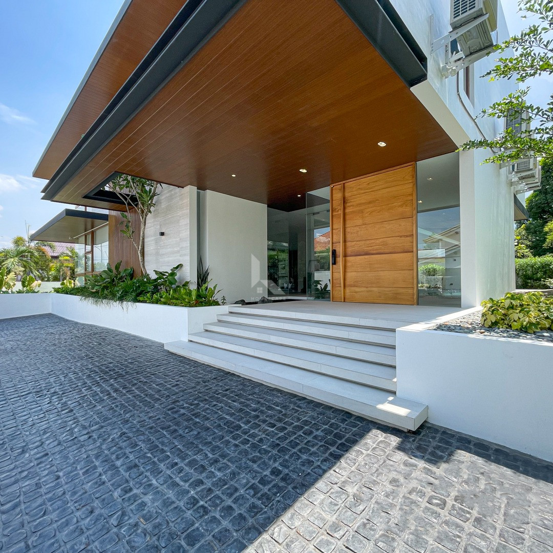 Modern Ultra-Luxurious Corner House with Full Basement For Sale photo 2