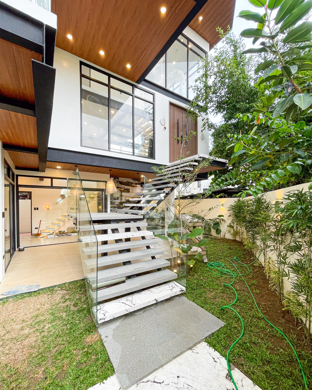 Elegant Modern Tropical House and Lot photo 2