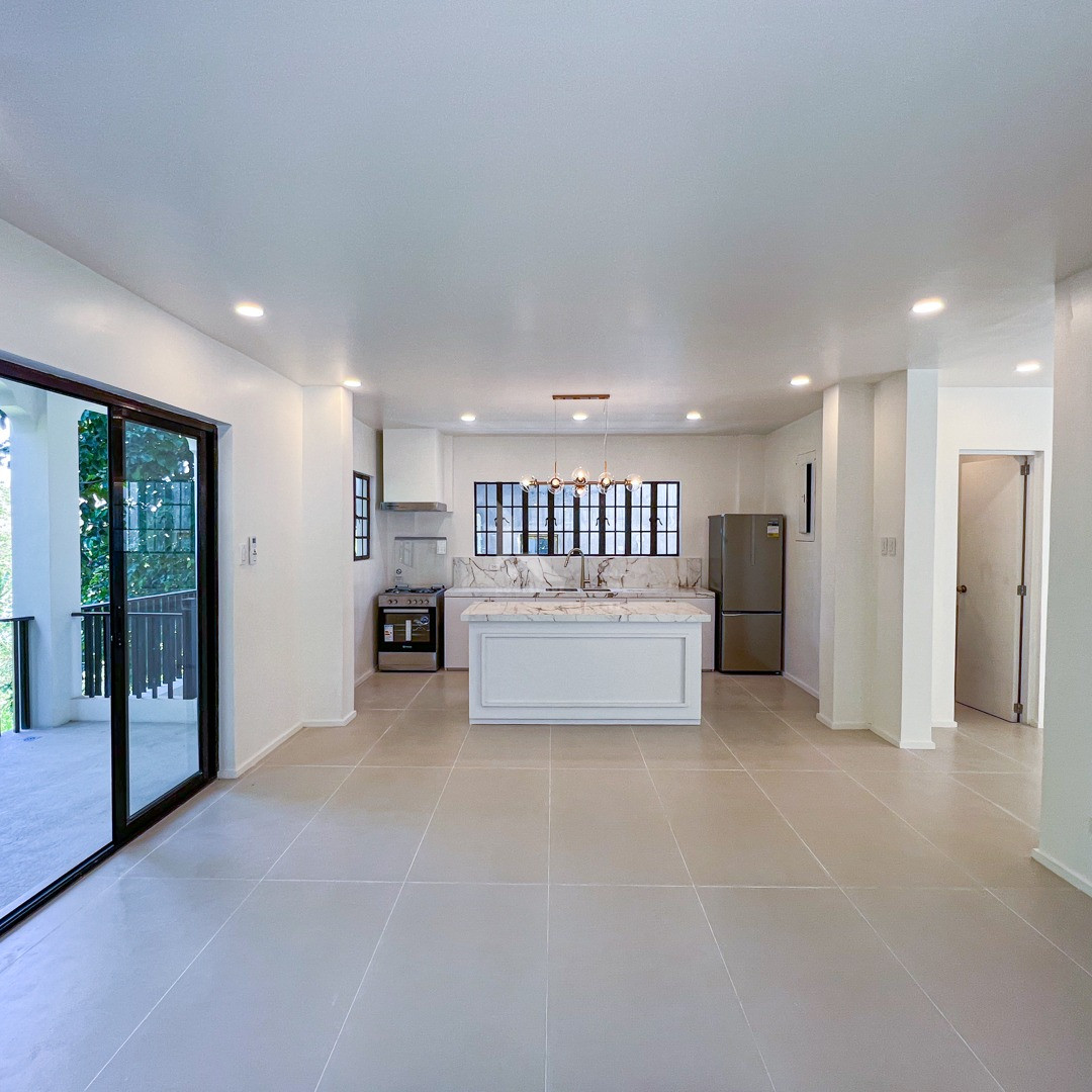 Captivating Classy Contemporary Home For Sale in Richdale Subdivision photo 2