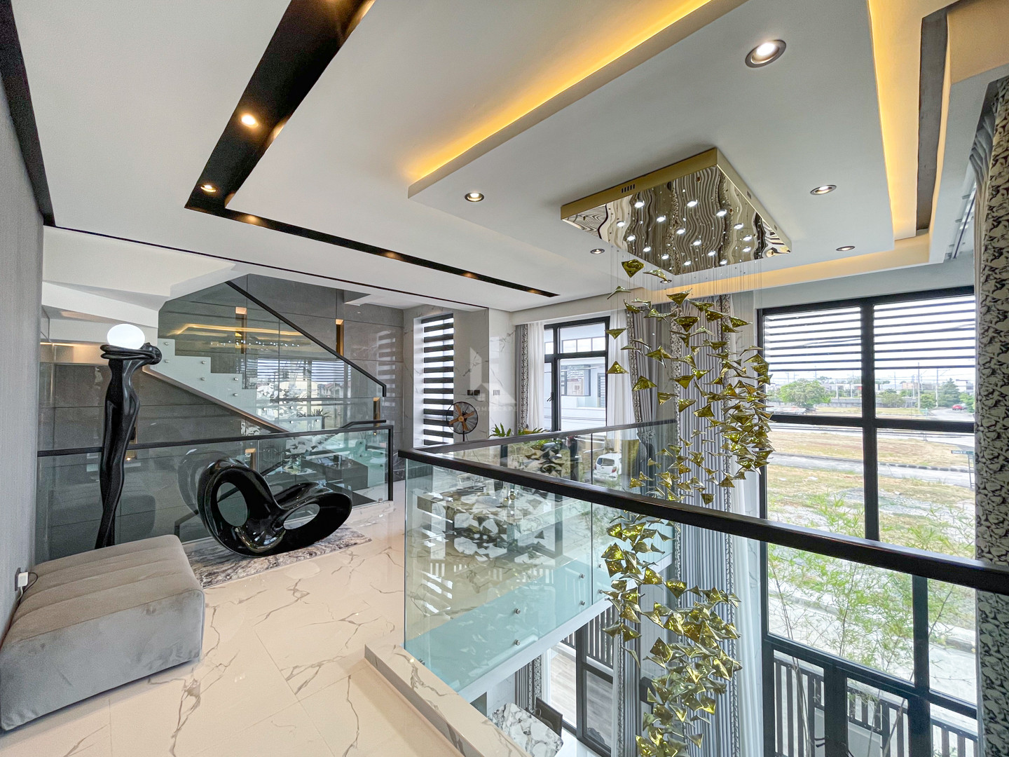 Impressive Modern Tropical Industrial Corner House For Sale in Grand Meadows photo 4