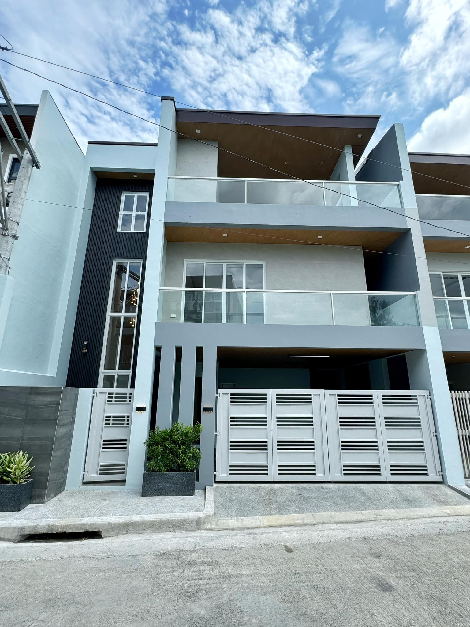 Brand New Modern 3-Storey House for Sale in Greenwoods Executive Village photo 1