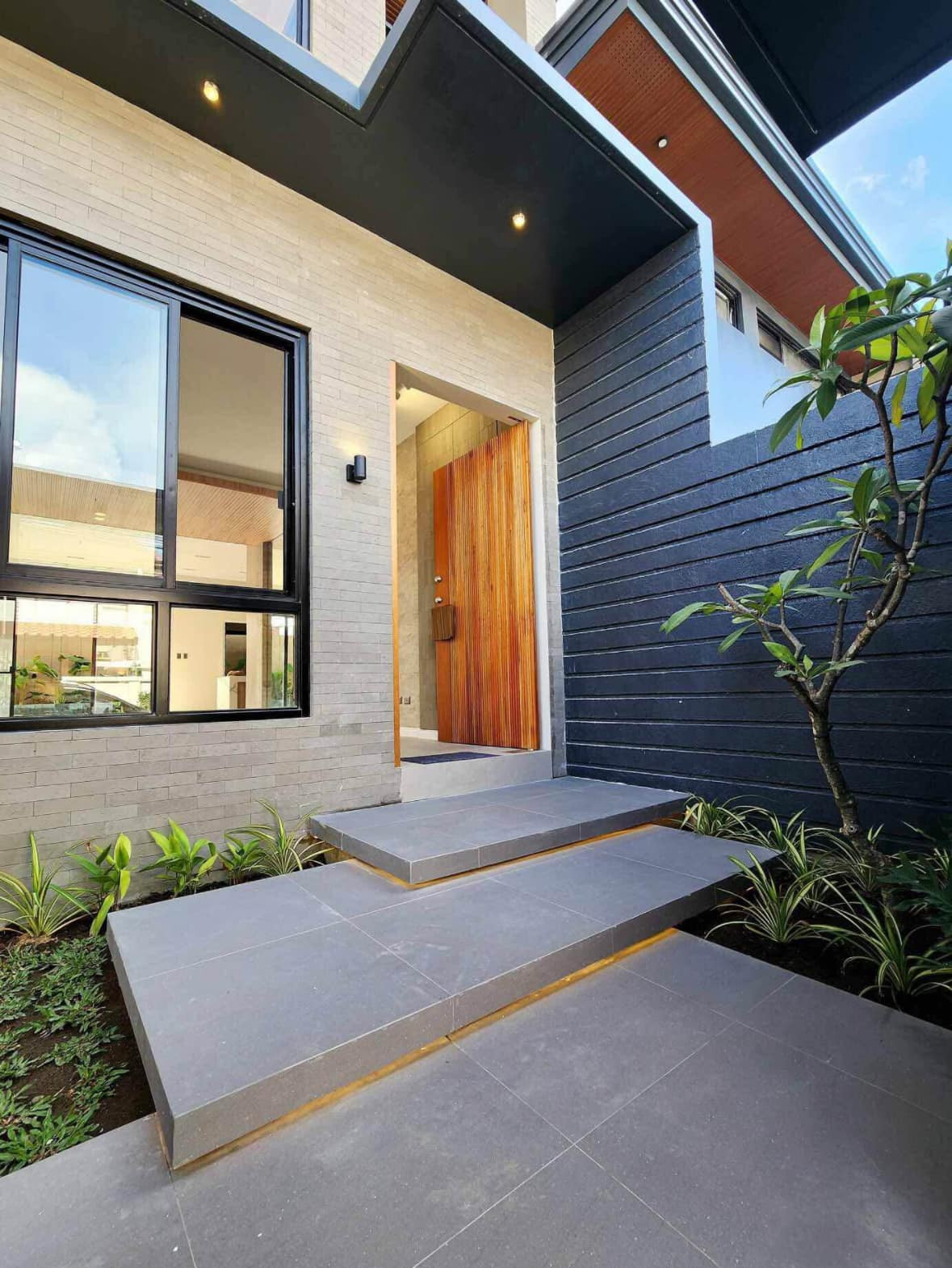 Own this Contemporary Brand-New Hous photo 2