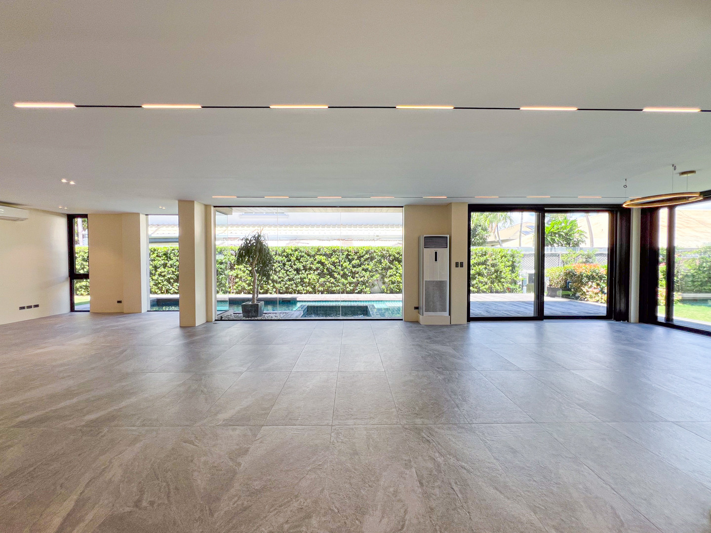 Picturesque Modern Contemporary House and Lot For Sale photo 3