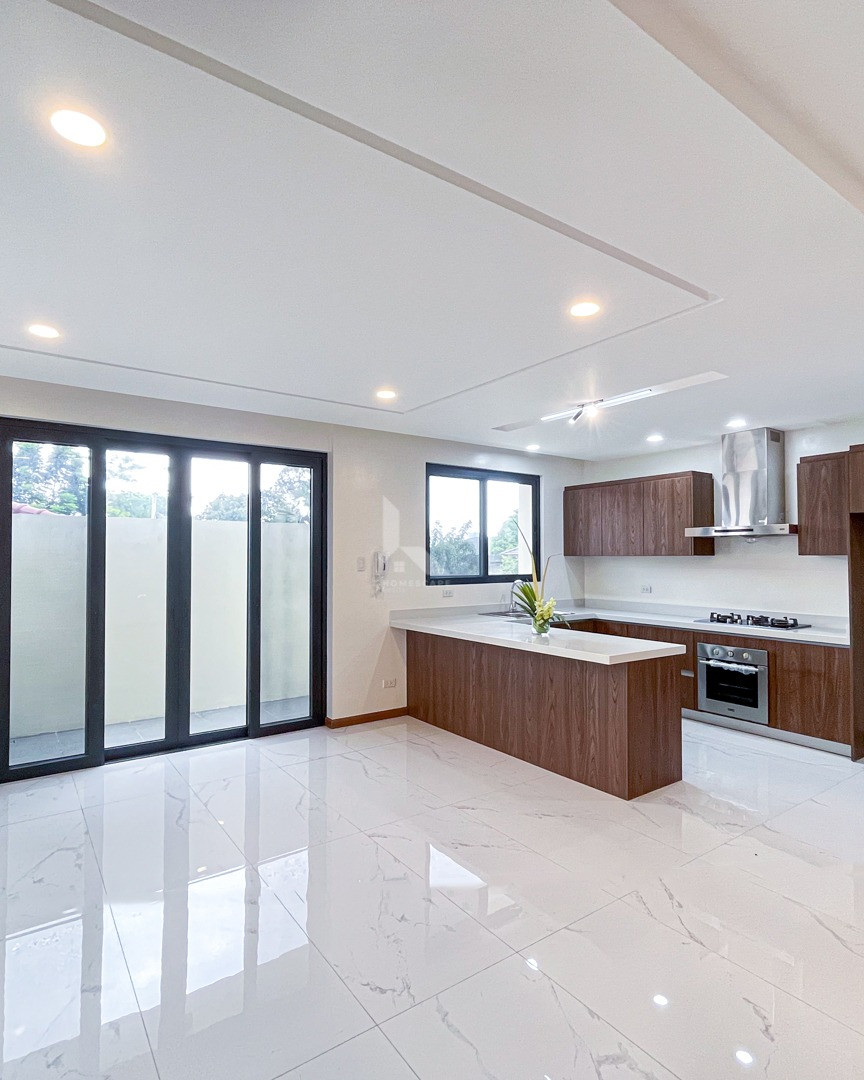 Sophisticated 4-Storey Modern Townhouse in New Manila photo 3