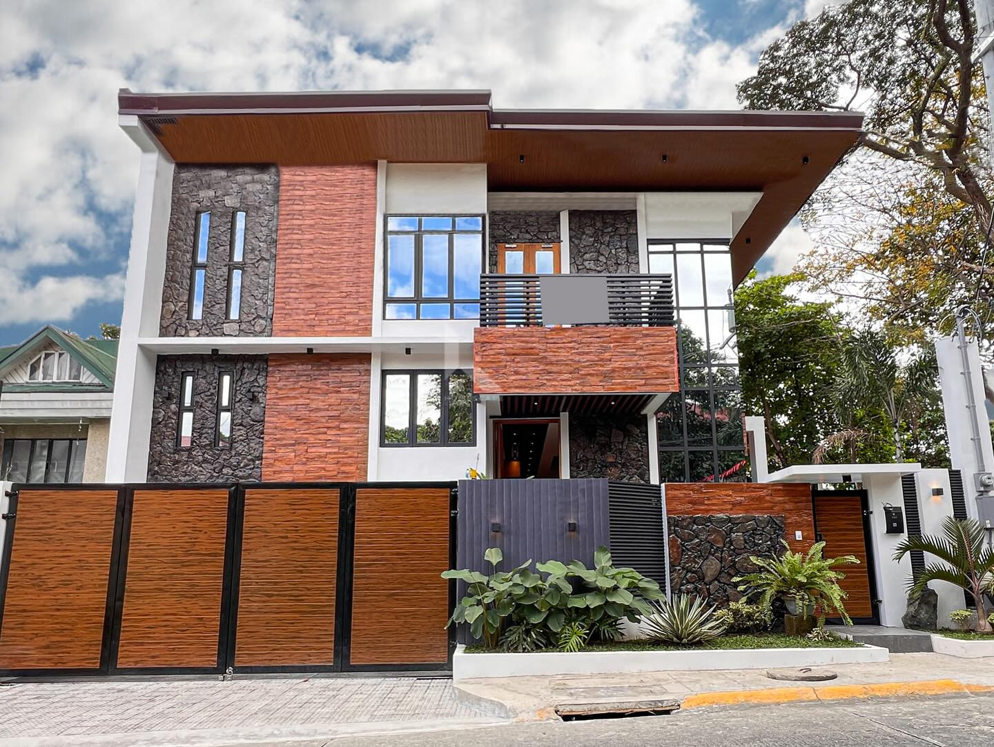 Stylish Modern Tropical Home with Ultra-premium finish For Sale in Filinvest 2 photo 1