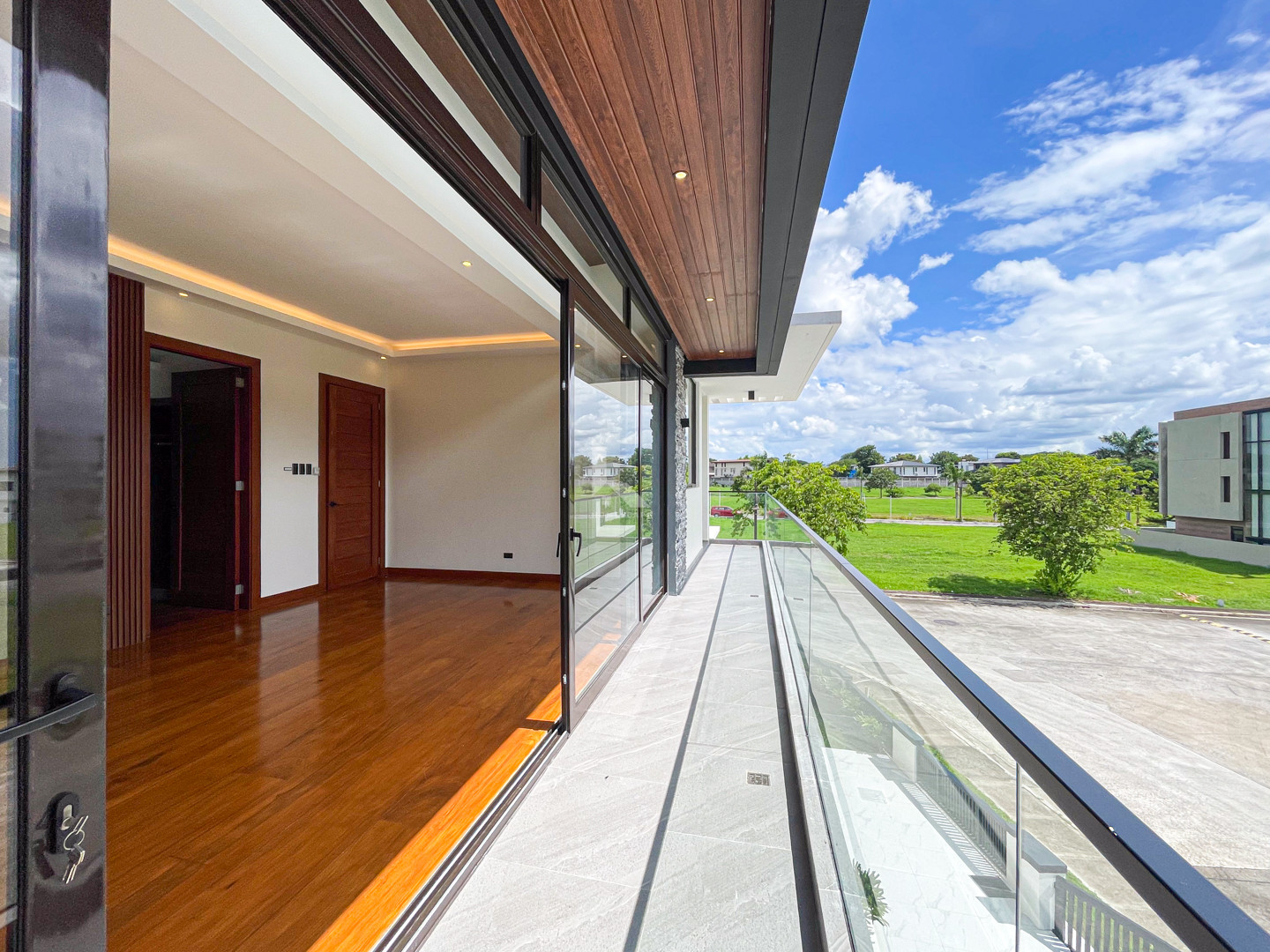 Impressive Modern Tropical Corner House and Lot in Alabang West photo 5