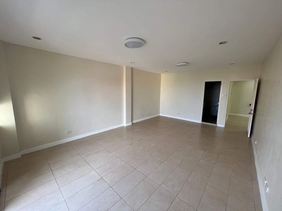 4 beds 4 baths House photo 3
