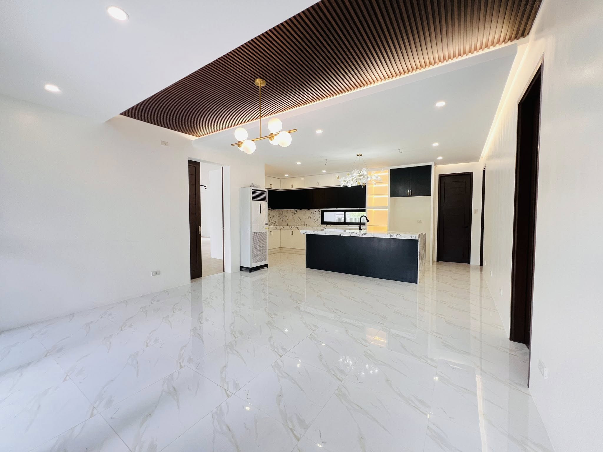 Elegant 5-Bedroom House and Lot for Sale photo 4