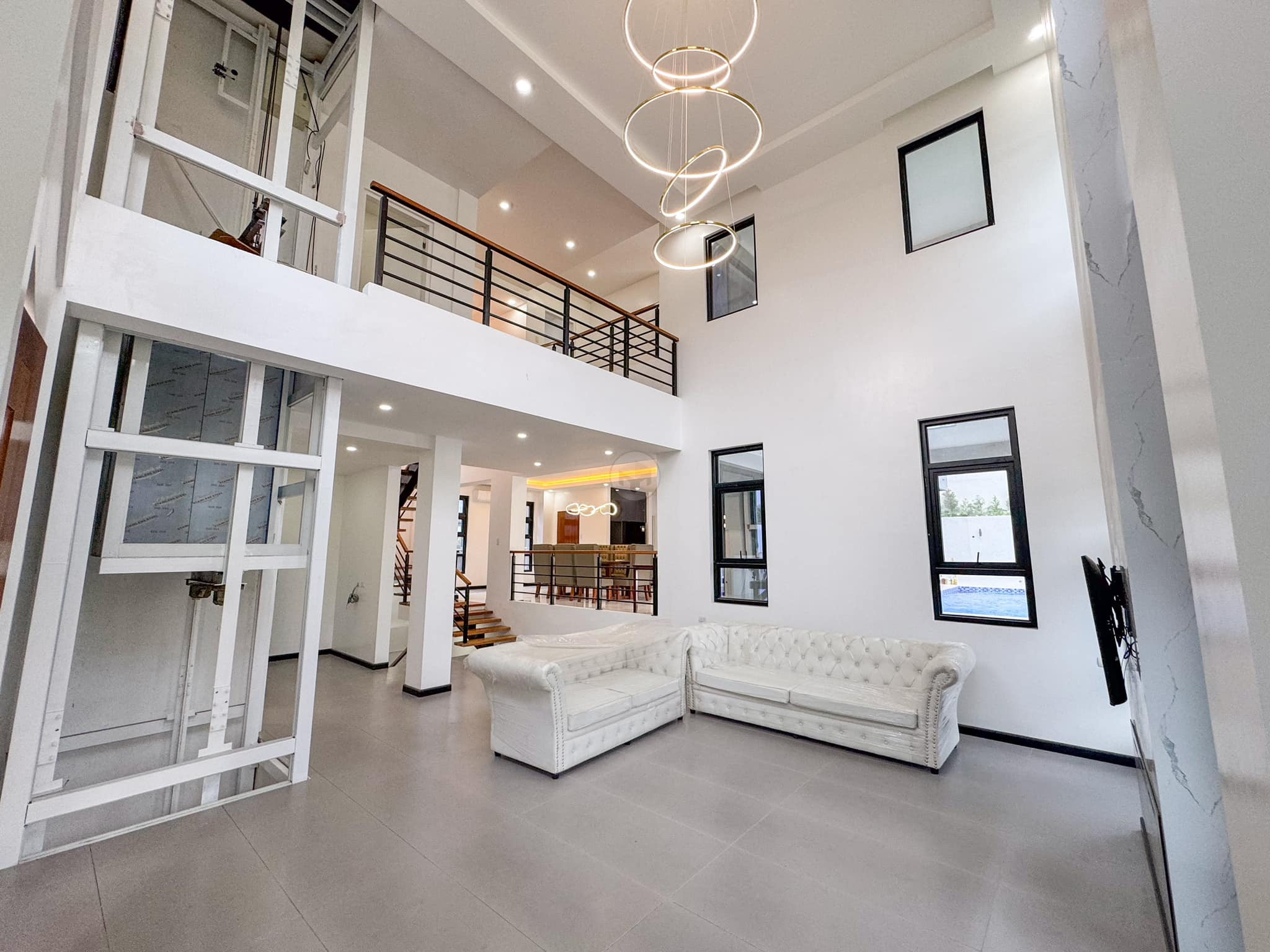 Exquisite 5- Bedroom House and Lot for Sale photo 1