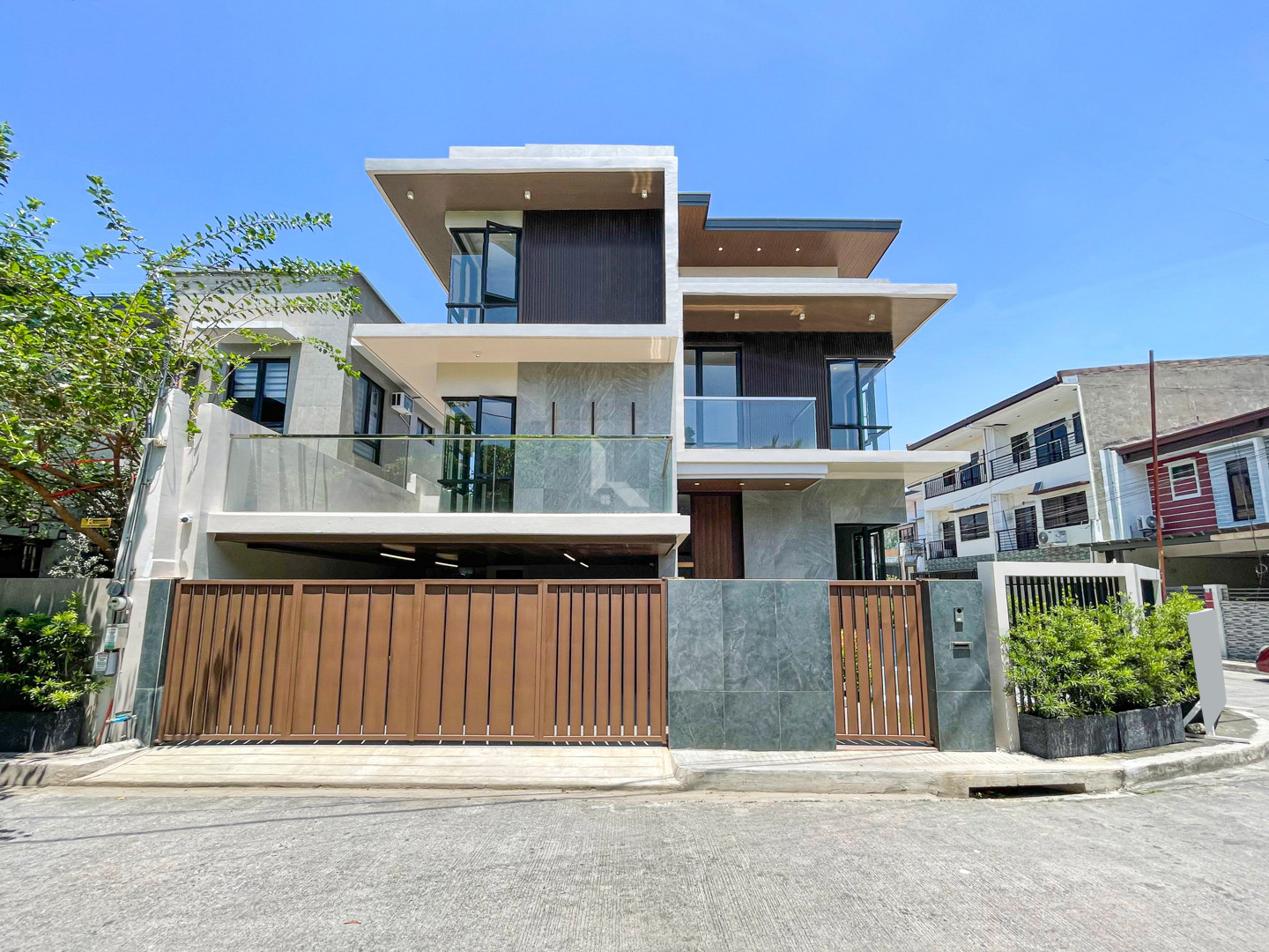 Vast Brand New Corner House & Lot photo 1