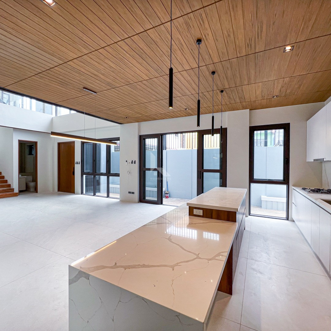 Sophisticated Modern Duplex For Sale in Congressional Subdivision photo 5