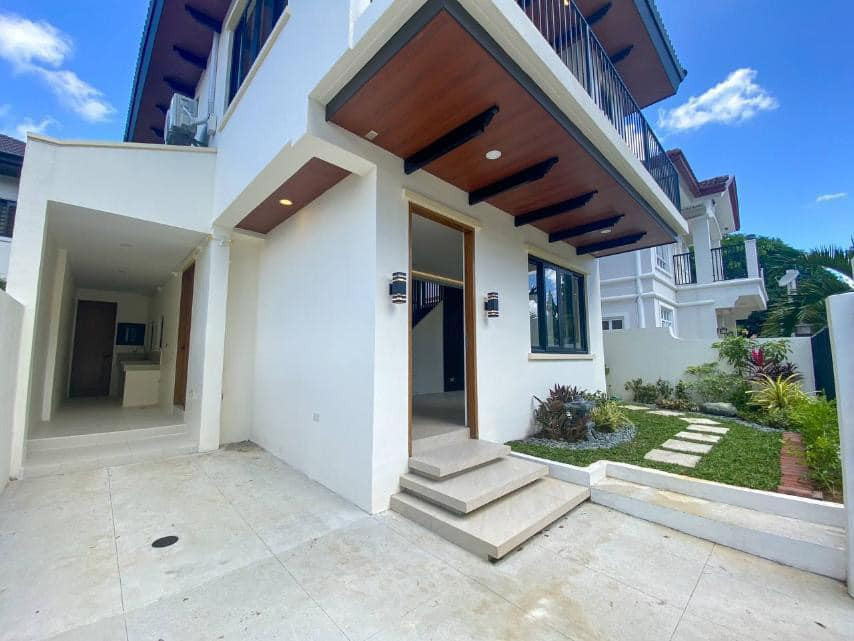Contemporary 3 Bedroom House and Lot for Sale photo 2
