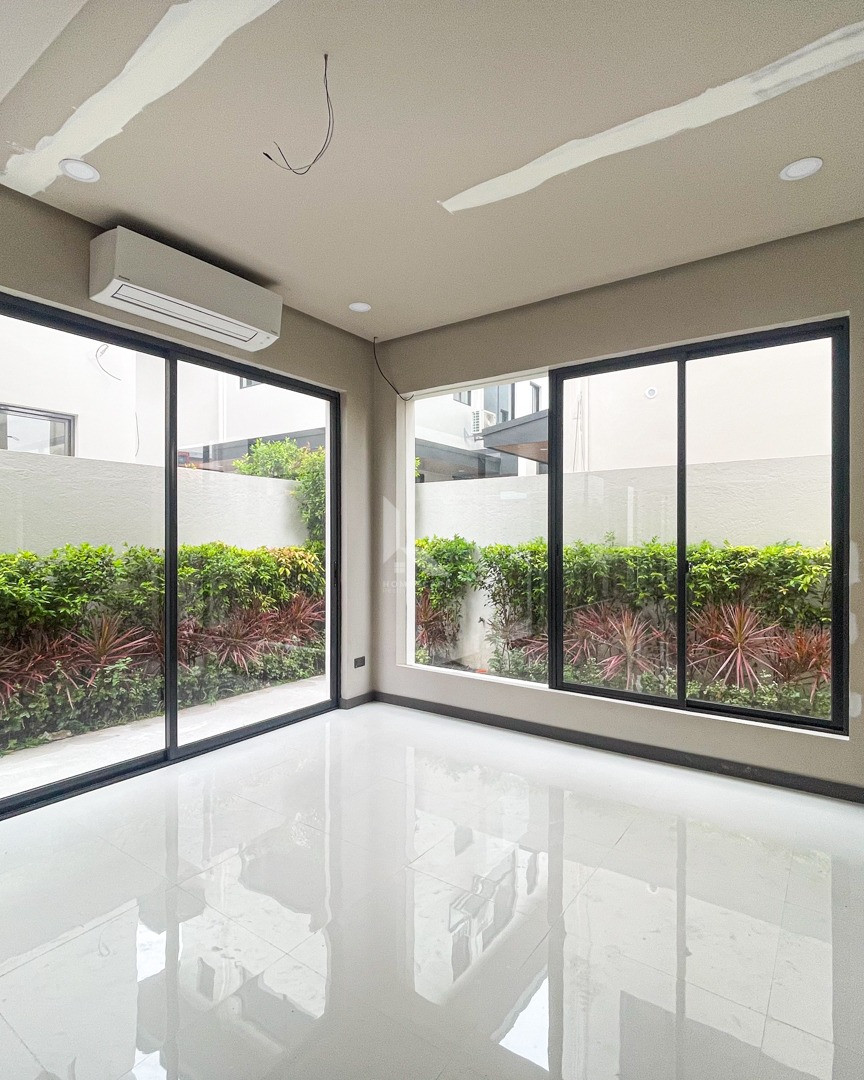 Classic Modern Contemporary House and Lot in BF Homes photo 4