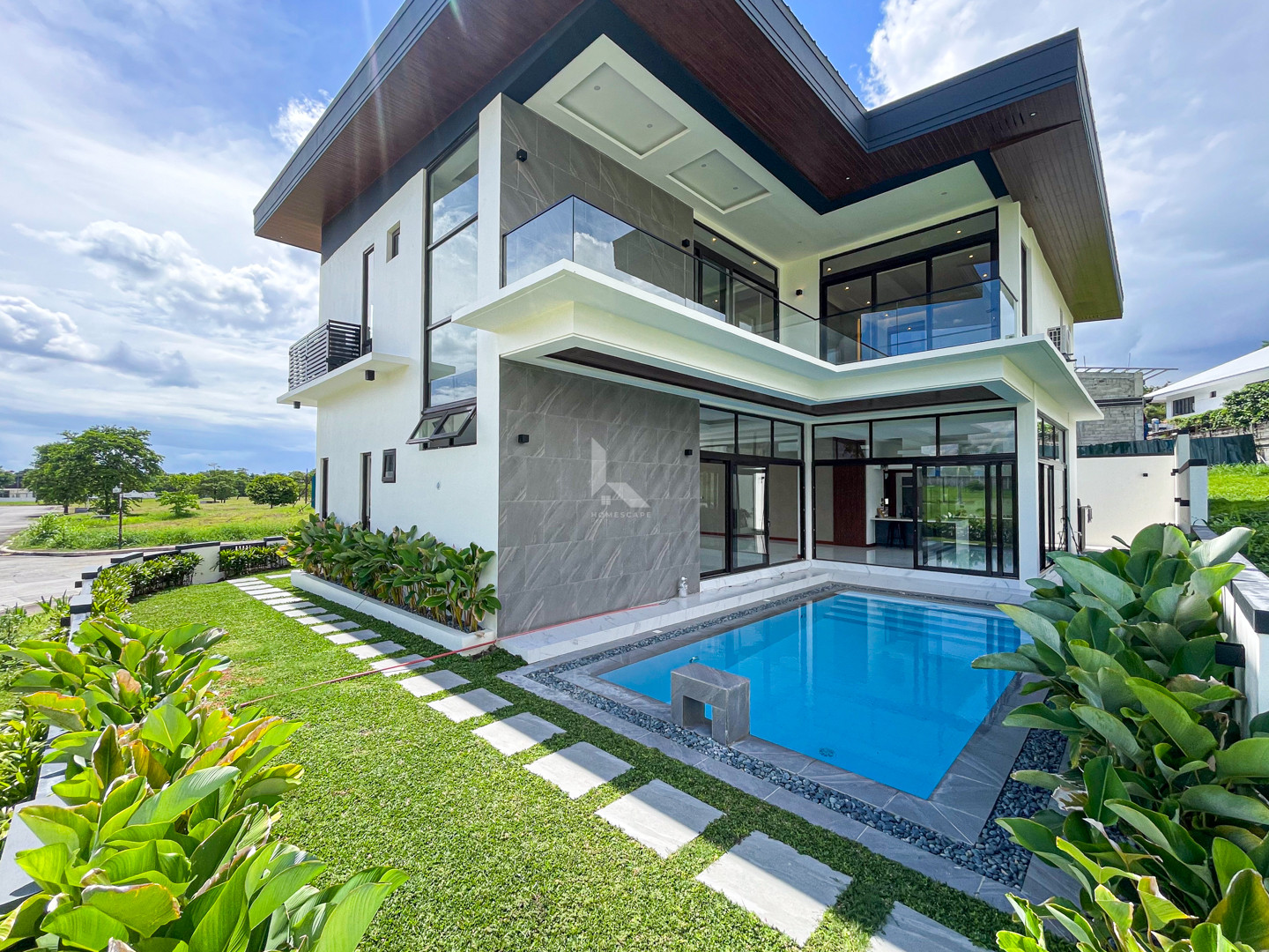 Impressive Modern Tropical Corner House and Lot in Alabang West photo 1