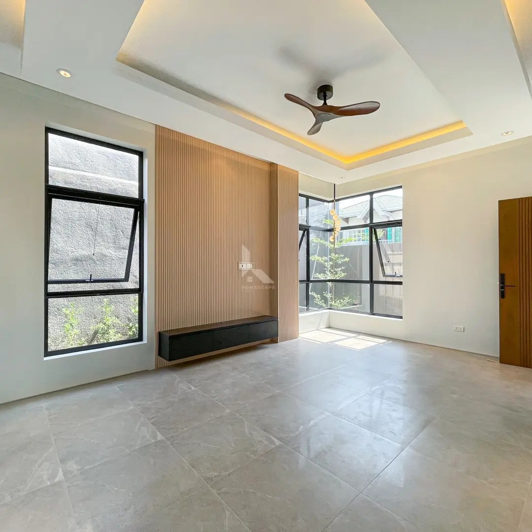 Stunning Modern U-Shaped  Single Detached House and Lot For Sale photo 3