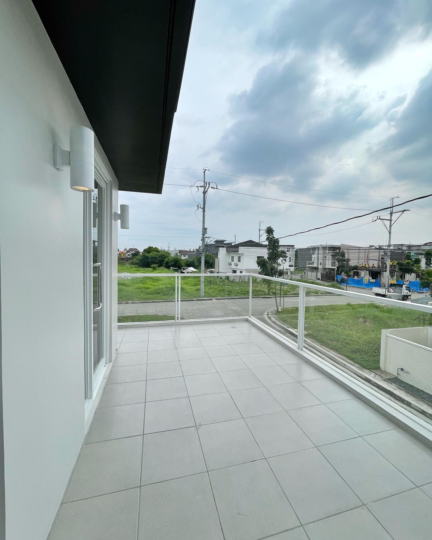 Brand New Modern House for Sale in Greenwoods Executive Village photo 3