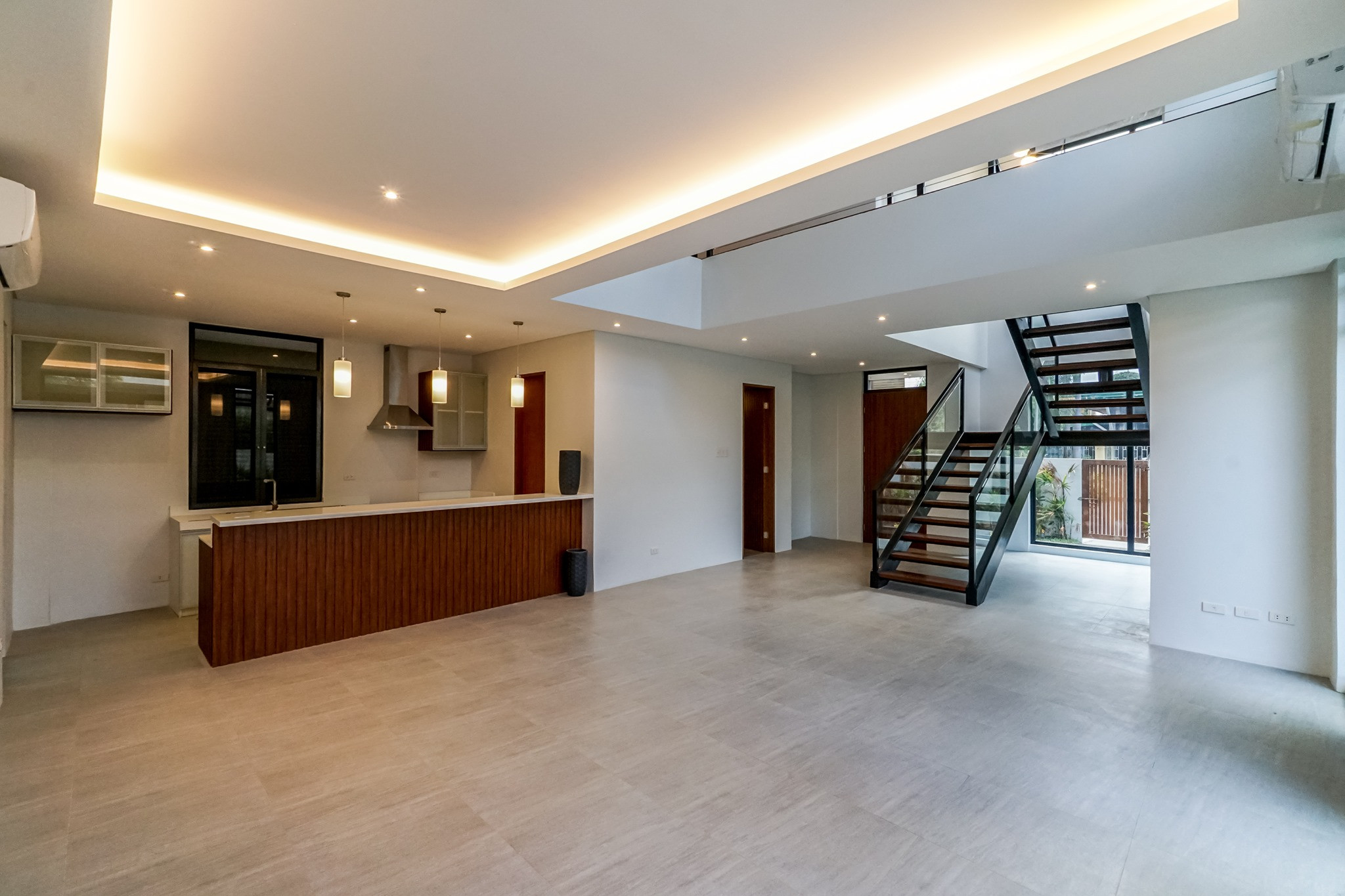5-bedroom modern tropical house photo 5