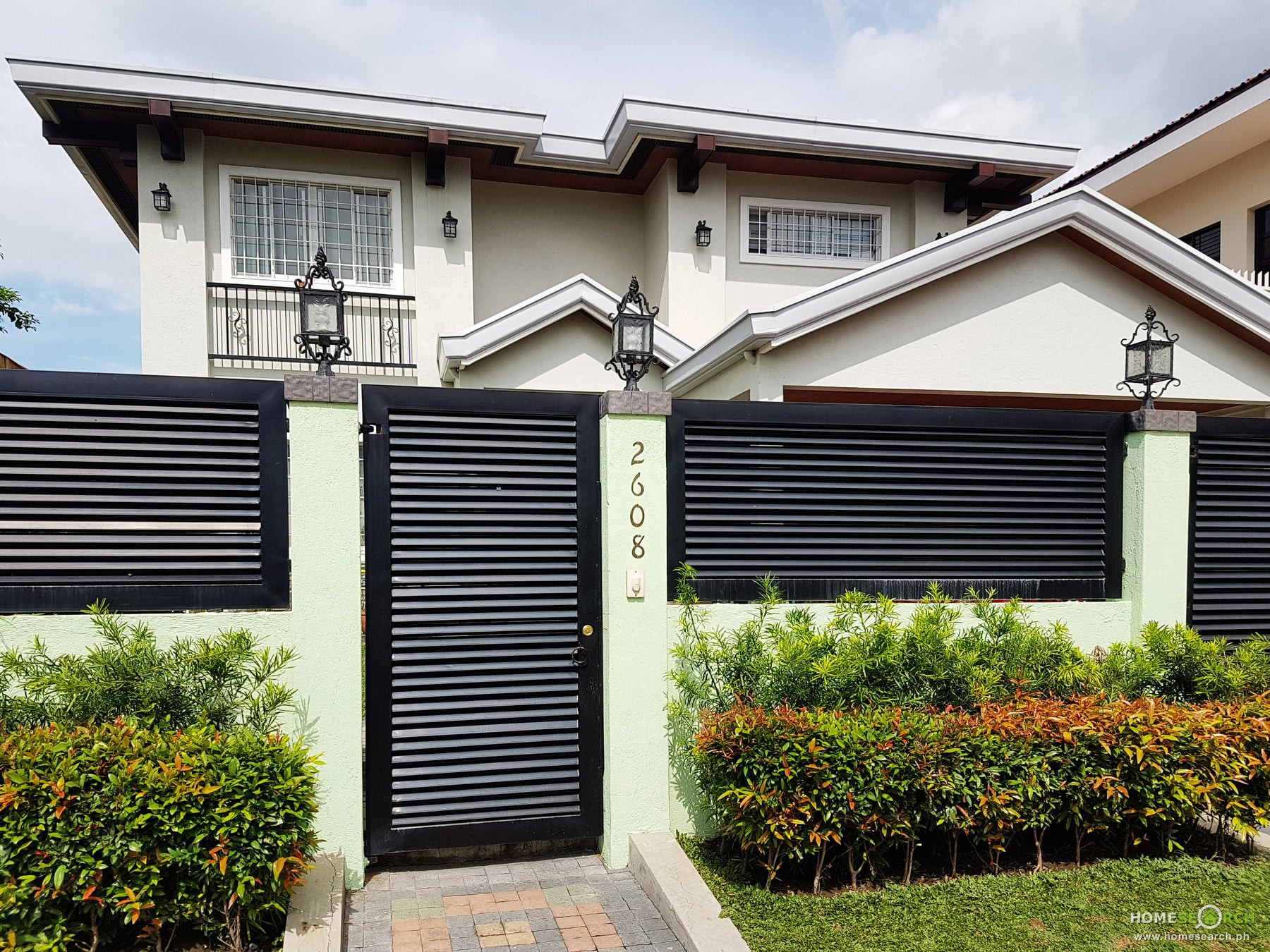 7-bedroom Contemporary Home With Front Garden For Sale photo 1