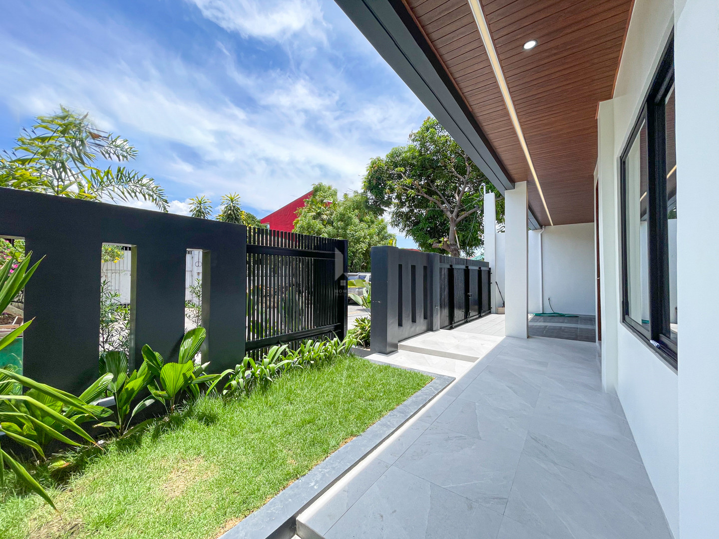 Elegant Semi-Furnished Modern Contemporary photo 2