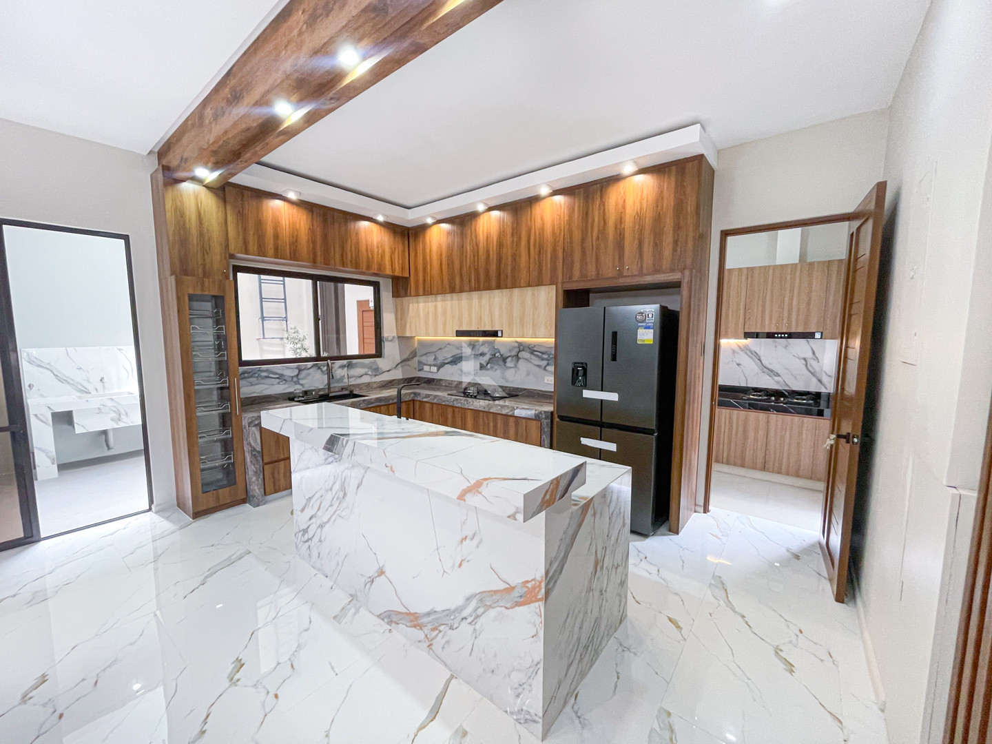 Elegant Modern Contemporary House and Lot For Sale in BF Resort photo 5
