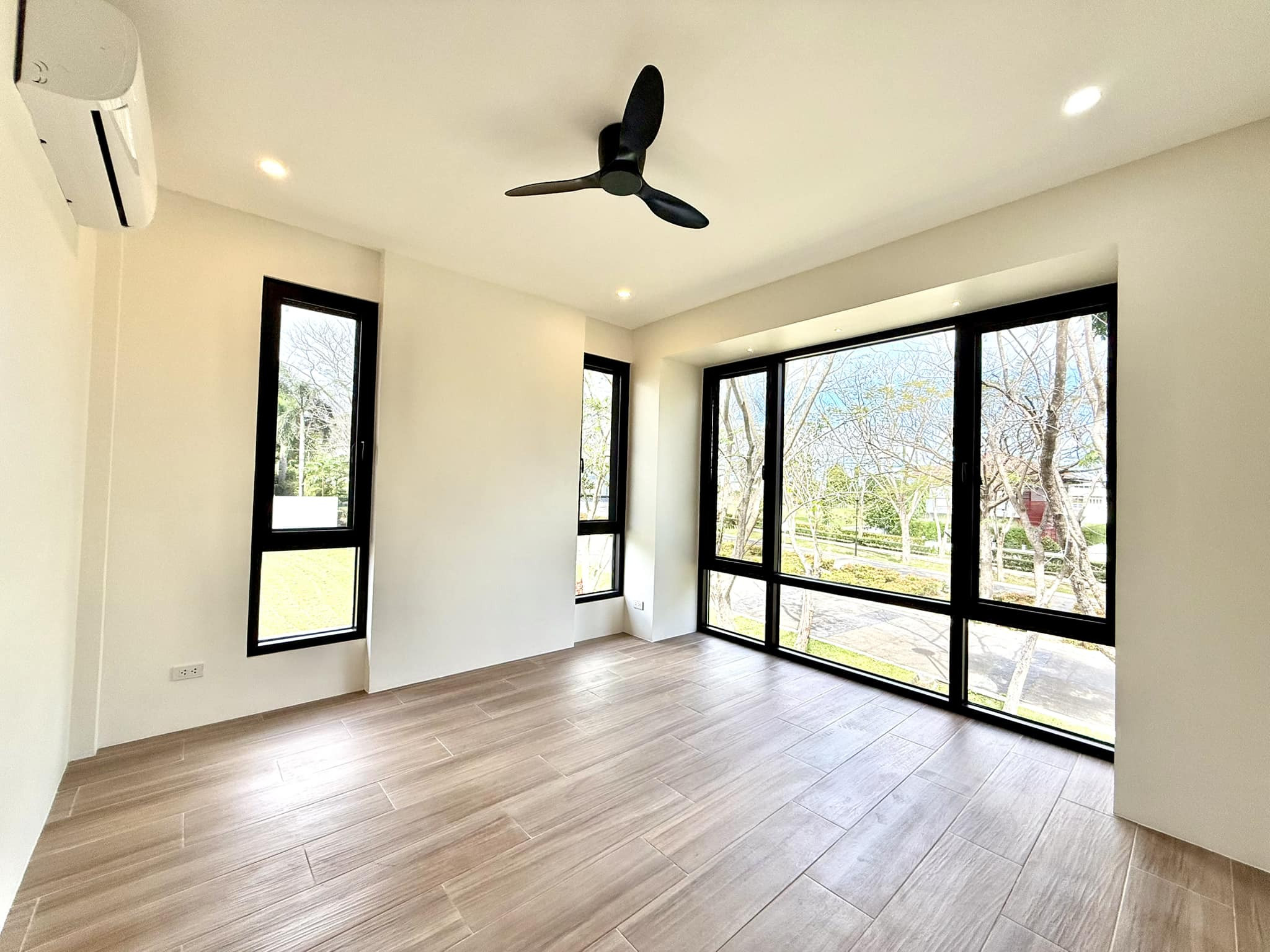 Contemporary 5-Bedroom House for Sale in Treveia, Nuvali, Calamba, Laguna photo 4