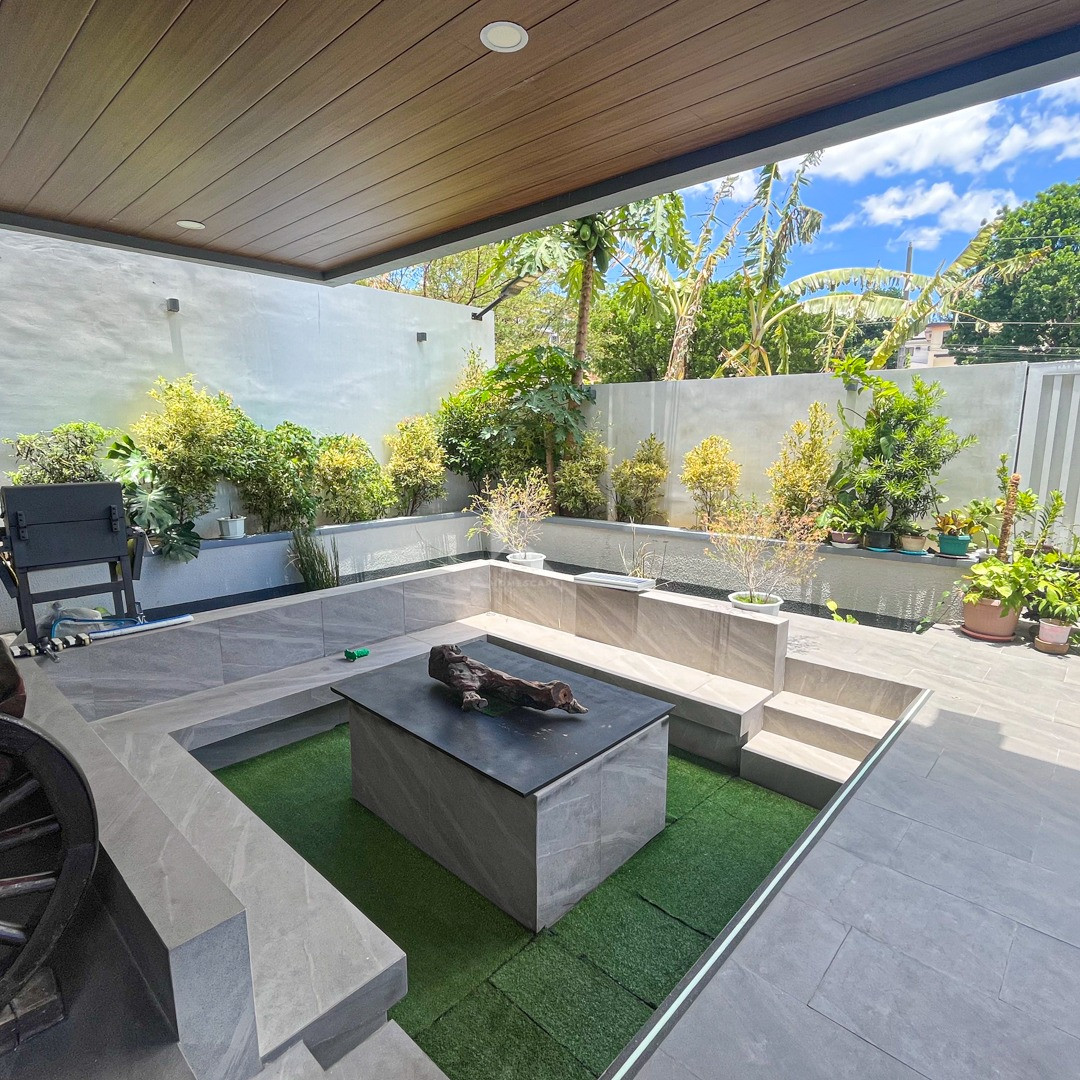 Picturesque Modern House and Lot photo 2