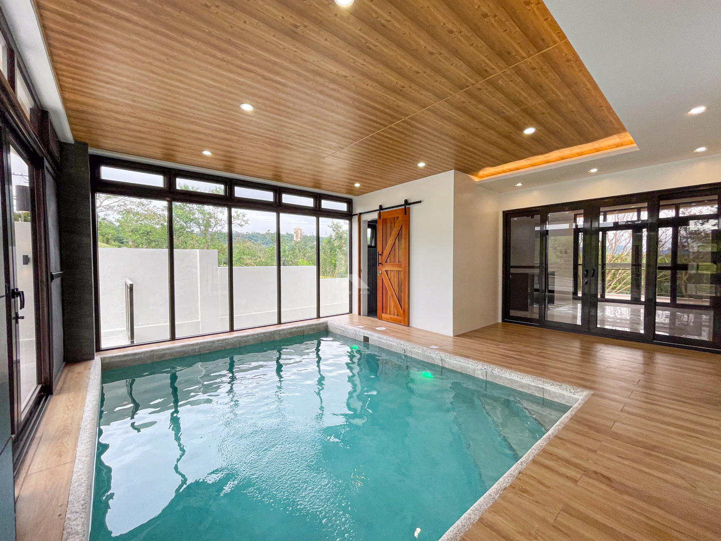 Breathtaking Modern House with Overlooking Taal photo 2