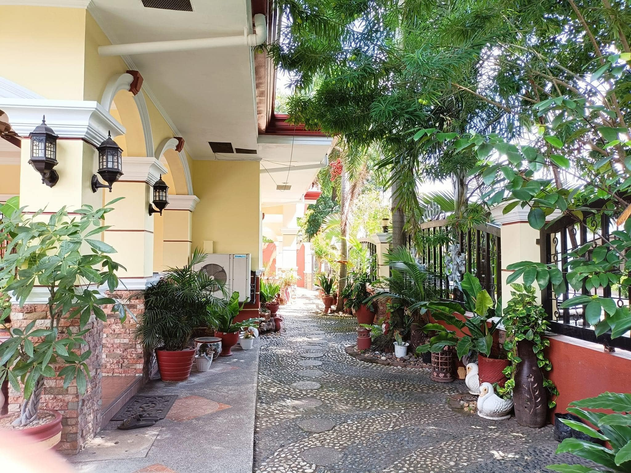 FOR SALE BUNGALOW HOUSE WITH HUGE GARDEN & RESORT TYPE POOL IN ANGELES CITY photo 2
