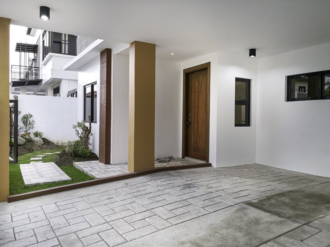 Modern 2-storey Home for Sale photo 2