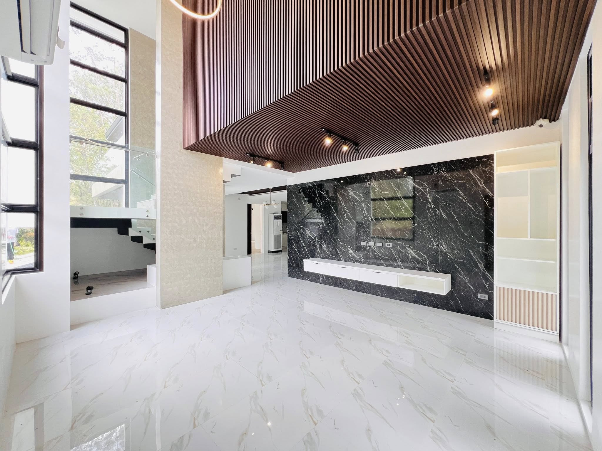 Elegant 5-Bedroom House and Lot for Sale photo 5