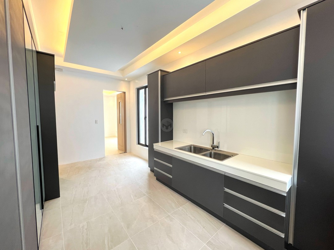 A Bright & Modern Home photo 5