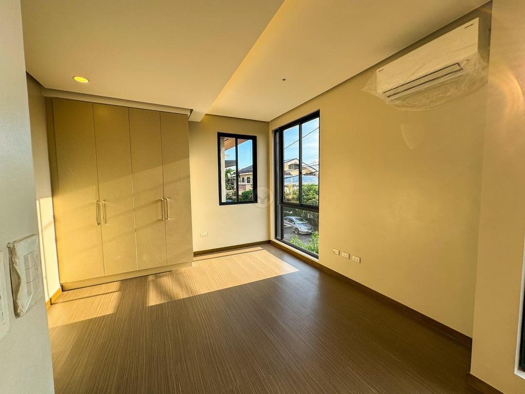 Contemporary 5 Bedroom House for Sale in BF Homes photo 3