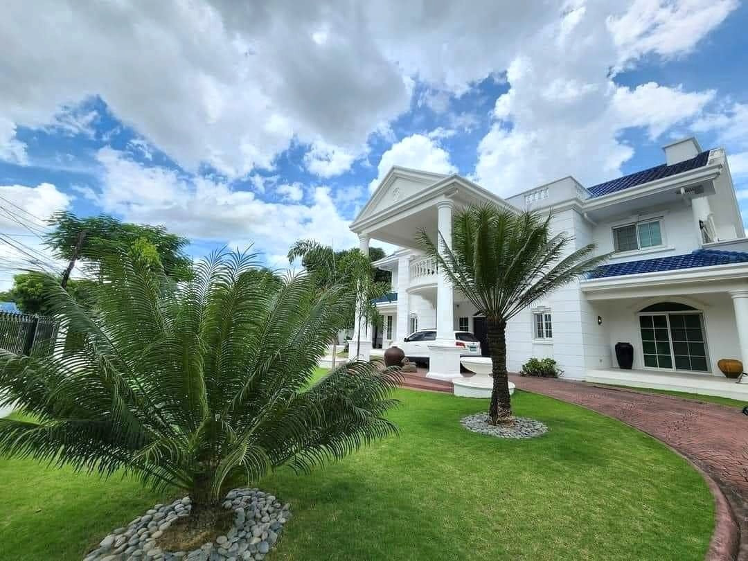 Luxurious Mansion with Pool for Sale! photo 2