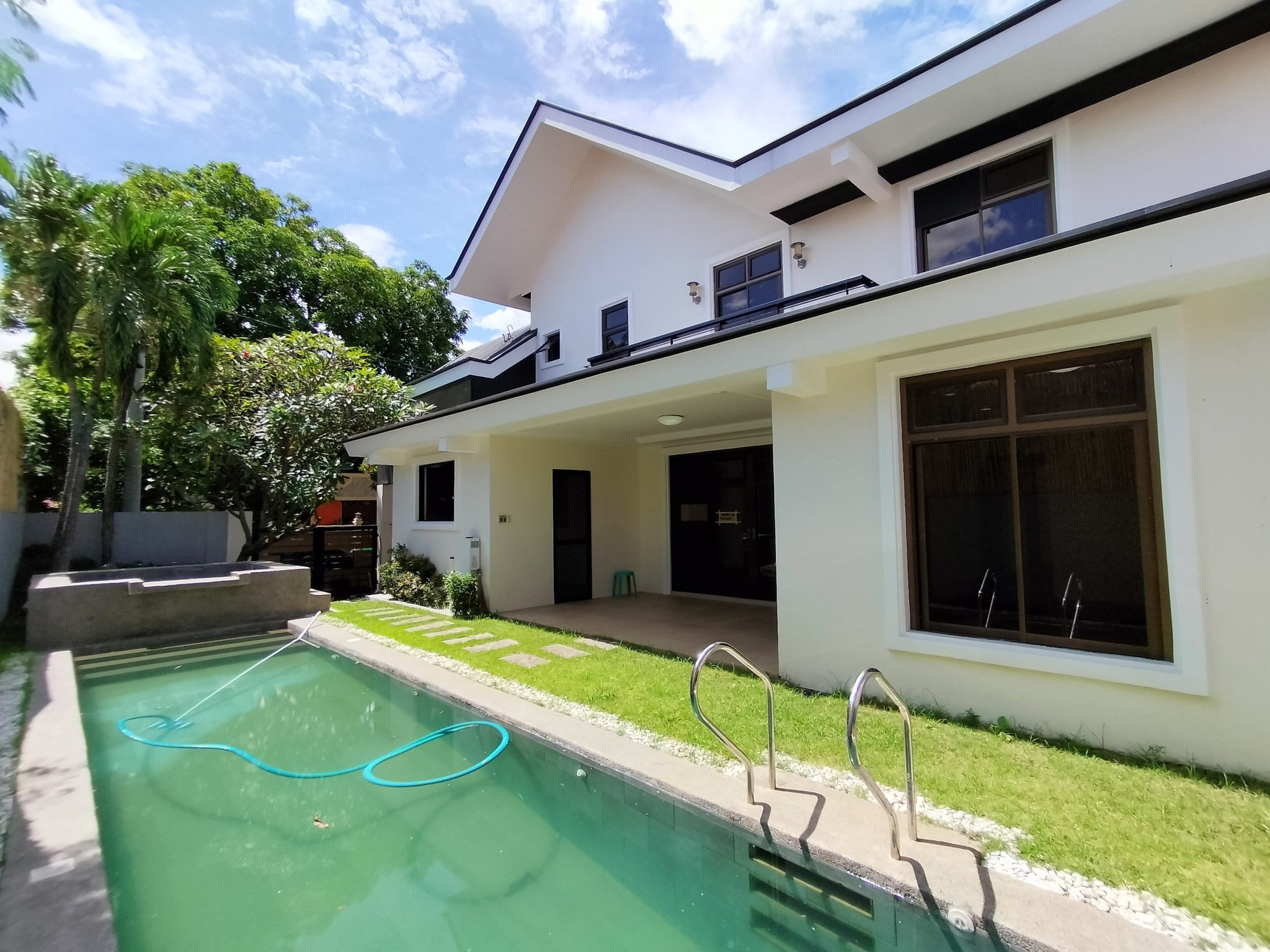 Charming House with Swimming Pool photo 1
