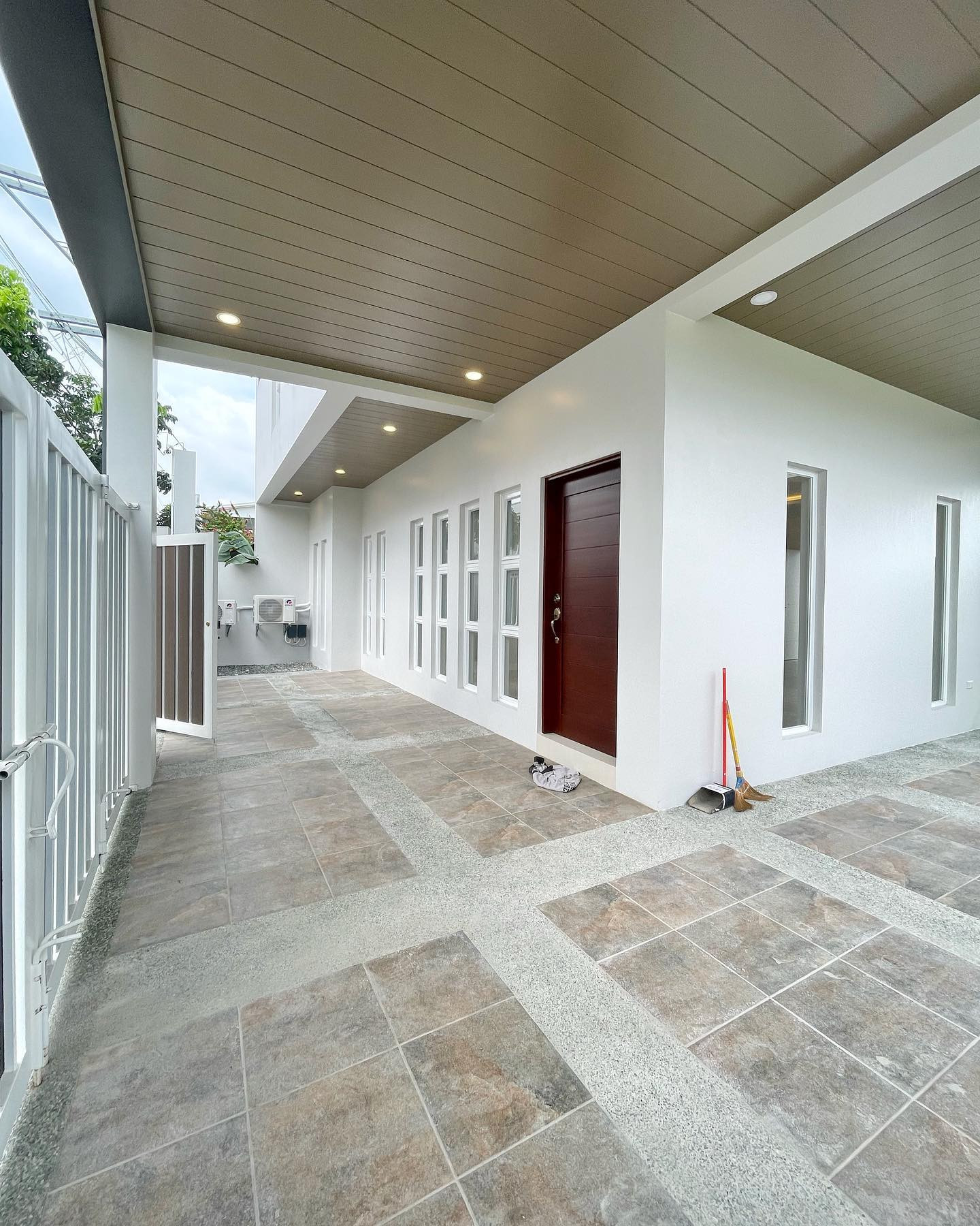 Brand New Modern House for Sale in Greenwoods Executive Village photo 2