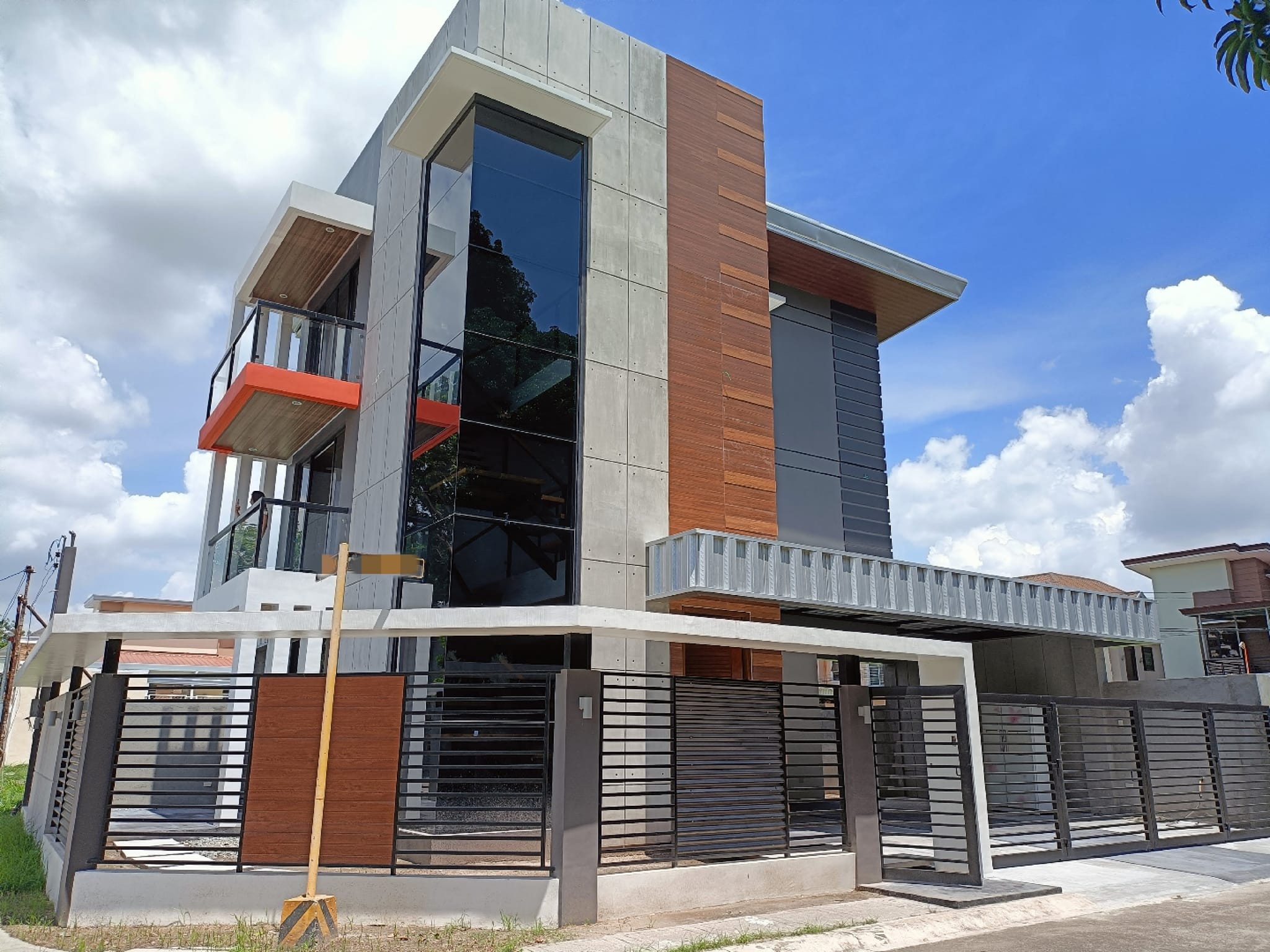 Remarkable Modern 3 Storey Industrial House for Sale in Sn. Fernando Pampanga photo 1