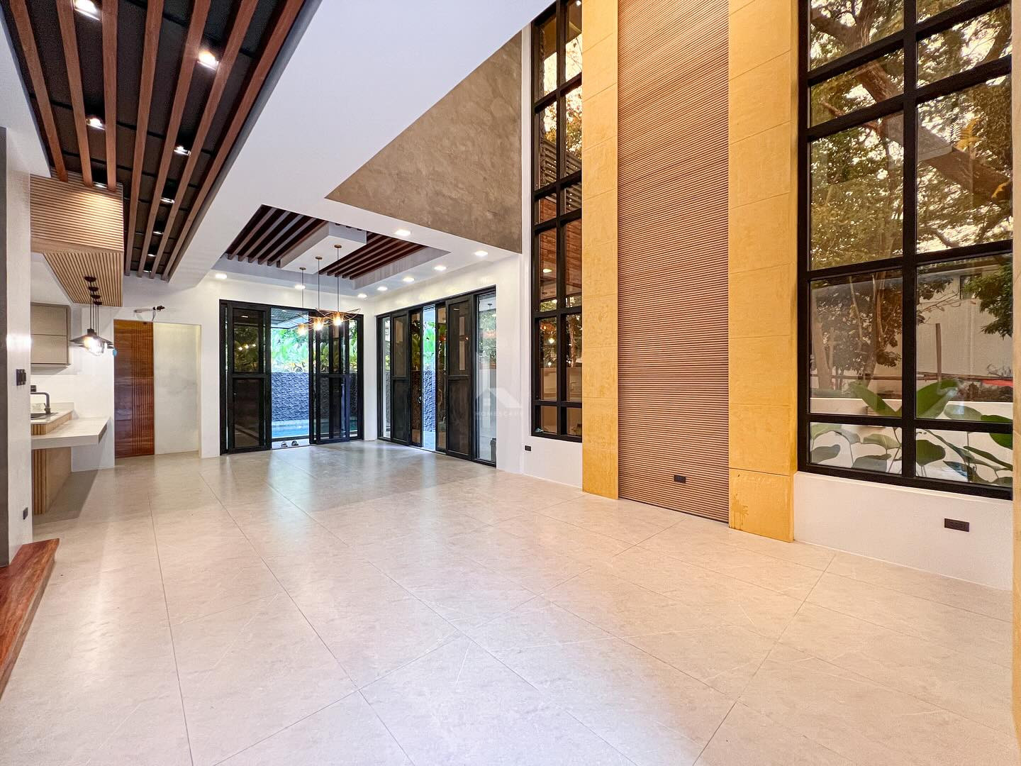Stylish Modern Tropical Home with Ultra-premium finish For Sale in Filinvest 2 photo 3