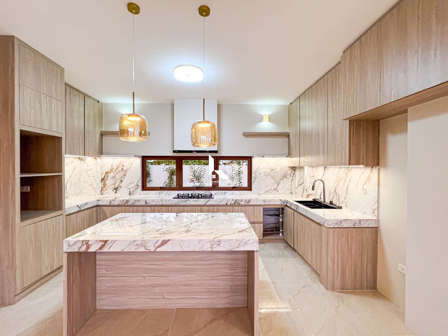 Stunning Modern House with Overlooking View in Eastland Heights photo 4
