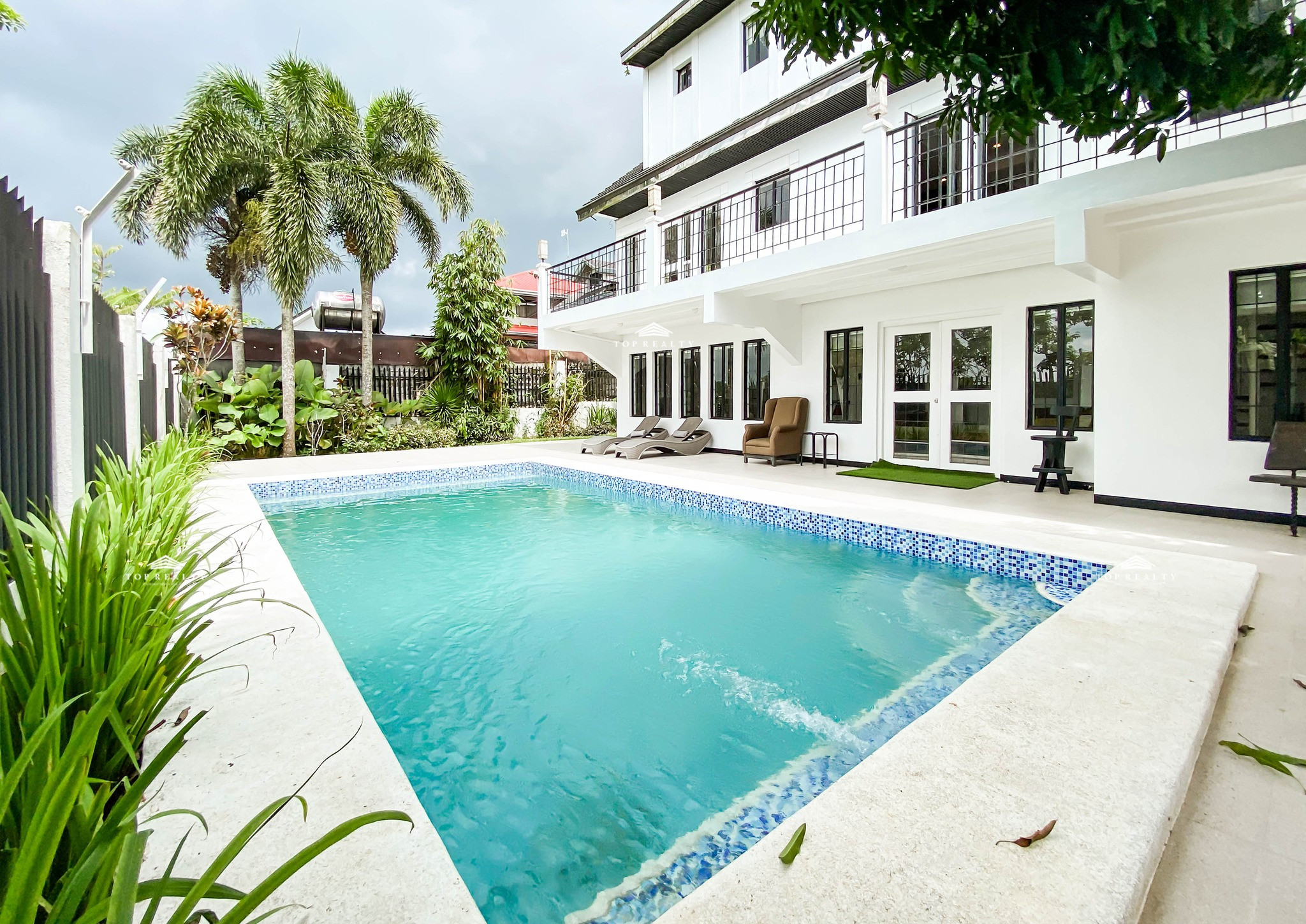 This fully furnished home is Airbnb-ready with end-of-the-road privacy photo 2