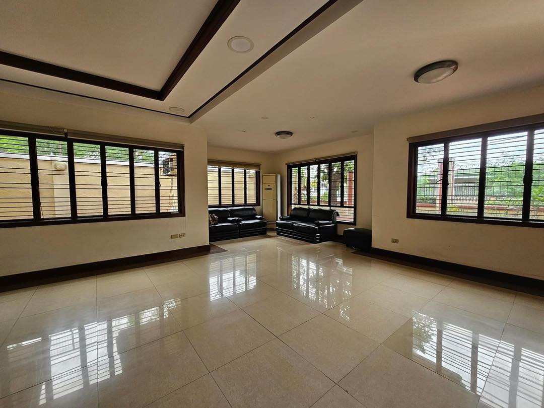 An Enchanting Colossal House for Sale in Las Piñas City photo 5