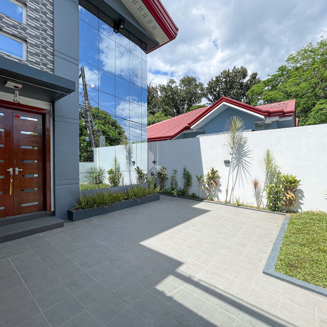 Astounding Luxury House and Lot For Sale in Doña Carmen Heights photo 2