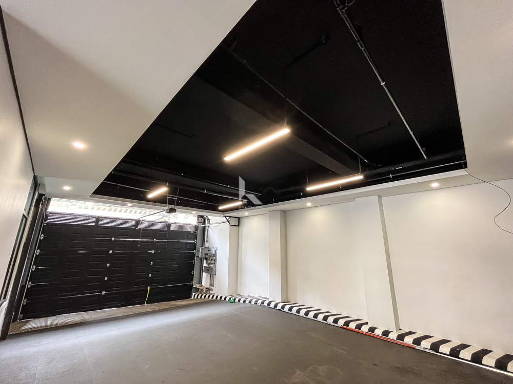 Grand Brand New 5-Storey Corner Building For Sale in Maytunas photo 2