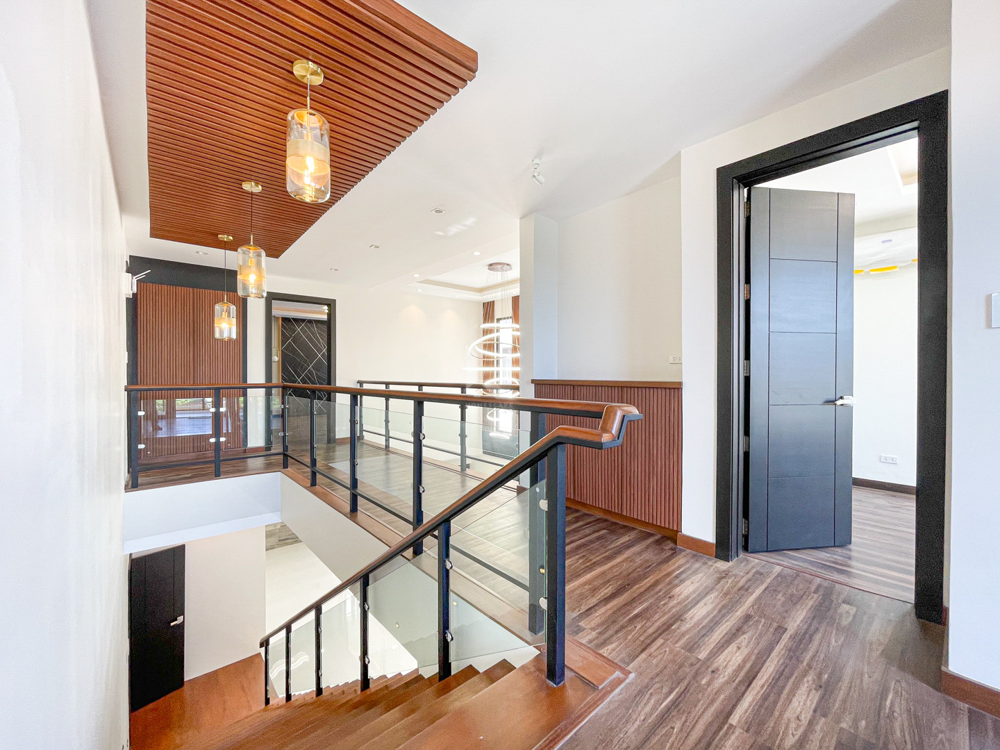 Splendid Modern Smart Home For Sale i photo 5