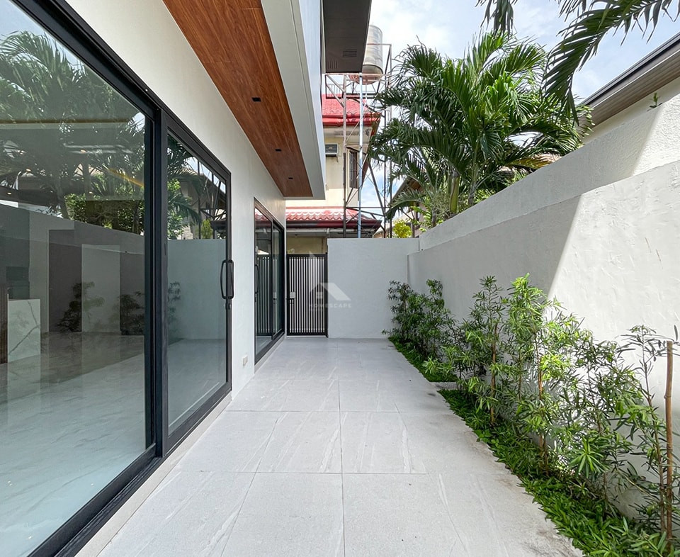 Impeccable Modern Asian House and Lot For Sale in BF Homes photo 4