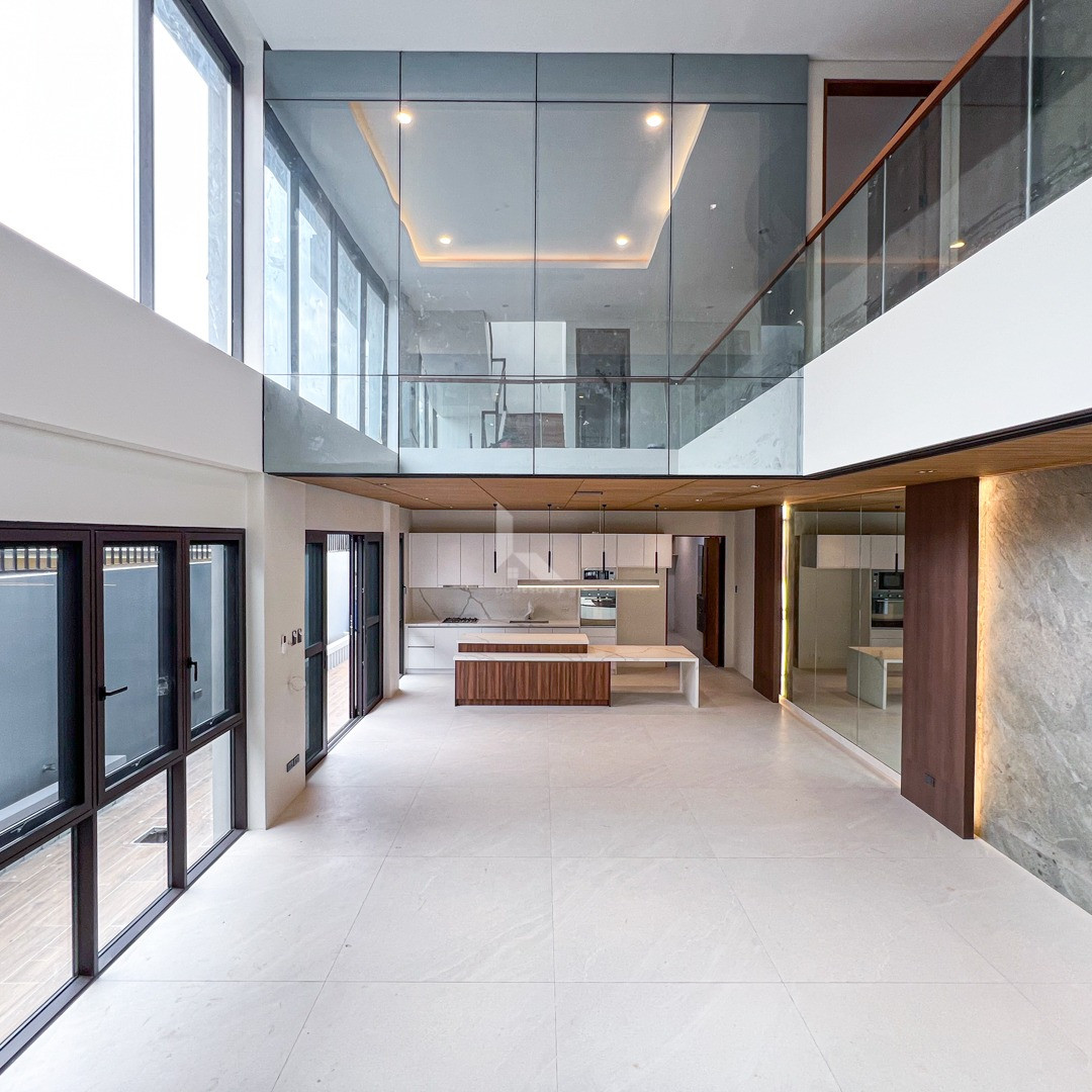 Sophisticated Modern Duplex For Sale in Congressional Subdivision photo 3