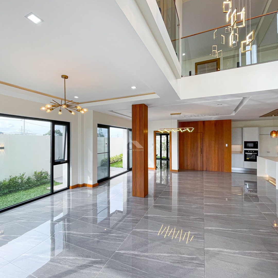 Astonishing Modern Contemporary House with Mountain Views For Sale photo 3